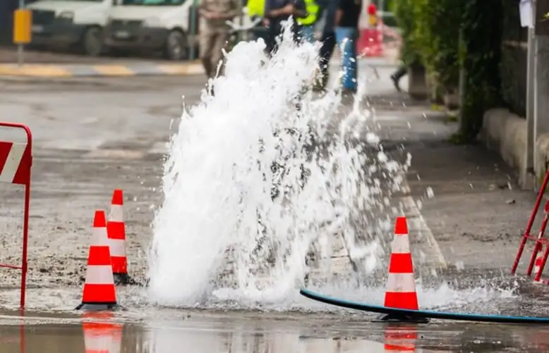 Аварійний порив води на дорозі через пошкодження шланга для чищення каналізації високого тиску