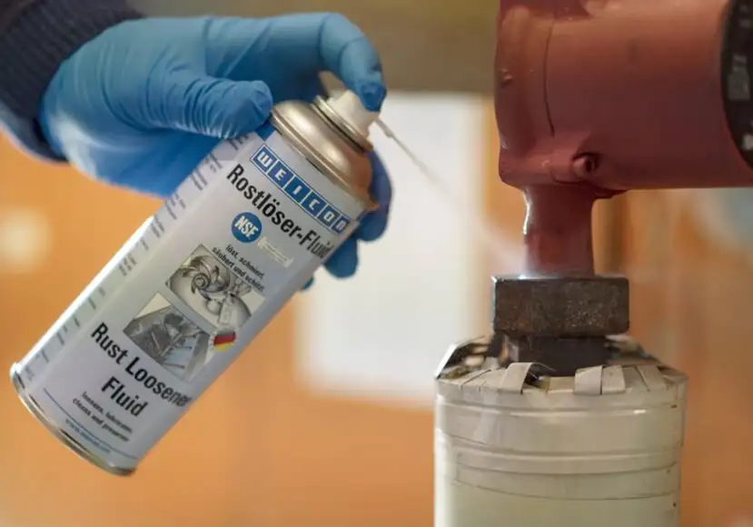 Нанесення рідини WEICON Rust Loosener Fluid на заіржавіле різьбове з’єднання в промисловій установці
