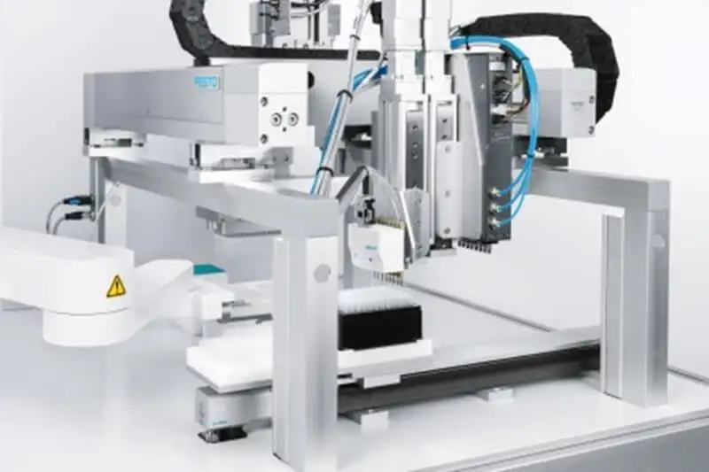 Кроковий двигун у складі автоматизованого CNC-маніпулятора з лінійними напрямними та пневматичними підключеннями.