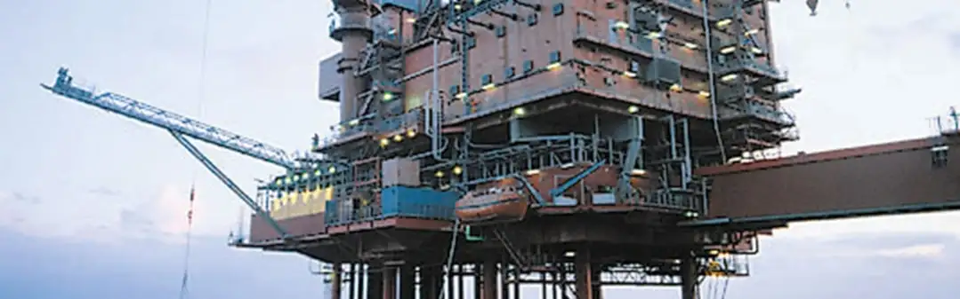 Морська нафтова платформа, що потребує сертифікації NACE PIMC для забезпечення цілісності конструкцій