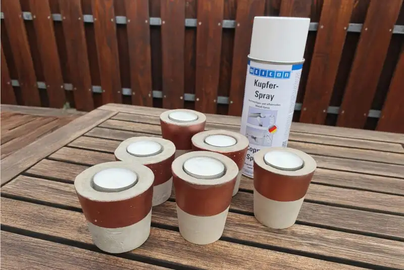 Готовые бетонные подсвечники со свечами, декорированные медным спреем Weicon Copper Spray